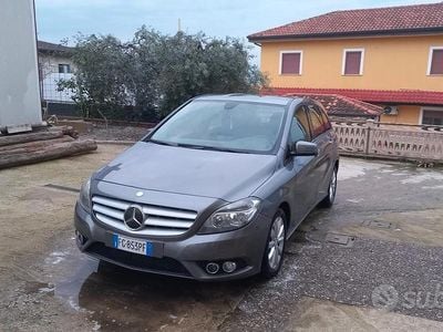 Usata Mercedes B180 110 CV (80 kW) 2012 Grigio Monovolume