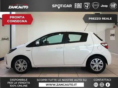 Usata Toyota Yaris Hybrid Lounge 73 CV (53 kW) 2020 Bianco Berlina