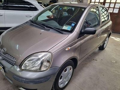 Usata Toyota Yaris Sol 68 CV (50 kW) 2005 Grigio Berlina