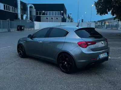 Usata Alfa Romeo Giulietta 170 CV (125 kW) 2012 Grigio Utilitaria