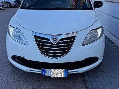Usado Lancia Ypsilon 80 CV (58 kW) 2014 Blanco Utilitario