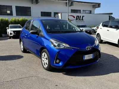 Usata Toyota Yaris Cool 69 CV (50 kW) 2017 Antracite Berlina