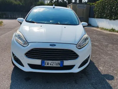 Usata Ford Fiesta 97 CV (71 kW) 2014 Bianco Utilitaria