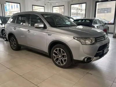 Usata Mitsubishi Outlander P-HEV Instyle 203 CV (149 kW) 2015 Argento SUV
