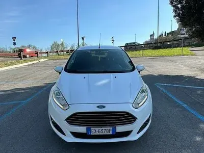 Usata Ford Fiesta Titanium 75 CV (55 kW) 2014 Bianco Utilitaria