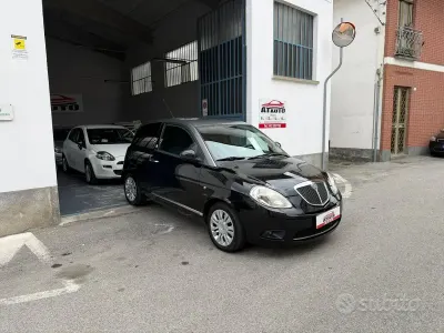Używany Lancia Ypsilon 77 KM (56 kW) 2010 Czarny Hatchback