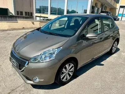 Usata Peugeot 208 Active 82 CV (60 kW) 2015 Marrone Utilitaria