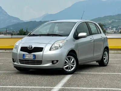 Usata Toyota Yaris 87 CV (63 kW) 2007 Grigio Utilitaria