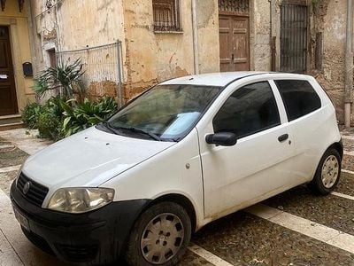 Usado Fiat Punto 69 CV (50 kW) 2004 Blanco Utilitario