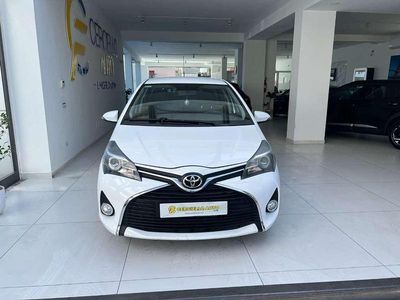 Usata Toyota Yaris Lounge 69 CV (50 kW) 2016 Bianco metallizzato Berlina