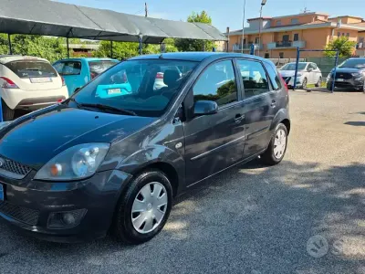 Usata Ford Fiesta Titanium 68 CV (50 kW) 2008 Grigio Utilitaria