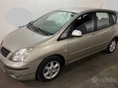 Usata Toyota Corolla Verso 2003 Grigio Monovolume