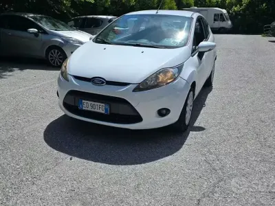 Usata Ford Fiesta Titanium 68 CV (50 kW) 2010 Bianco Berlina