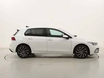 Usata VW Golf VIII Life 116 CV (85 kW) 2023 Biancobianco Berlina