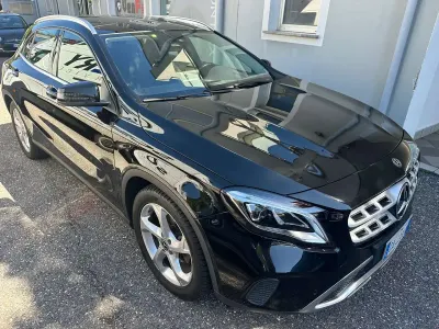 Usata Mercedes GLA200 156 CV (114 kW) 2019 Kosmosschwarz  metalliclack SUV