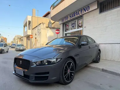 Usata Jaguar XE Prestige 179 CV (131 kW) 2018 Grigio medio met. Berlina