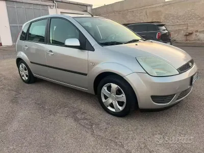 Usata Ford Fiesta 68 CV (50 kW) 2005 Grigio Utilitaria