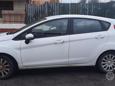 Usata Ford Fiesta 60 CV (44 kW) 2014 Bianco Utilitaria