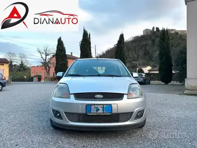 Usata Ford Fiesta Titanium 68 CV (50 kW) 2007 Grigio Utilitaria