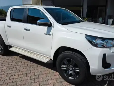 Usata Toyota HiLux Lounge 150 CV (110 kW) 2021 Bianco Pick-up
