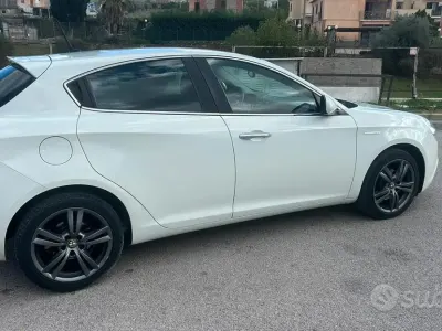 Usata Alfa Romeo Giulietta 105 CV (77 kW) 2014 Bianco Utilitaria