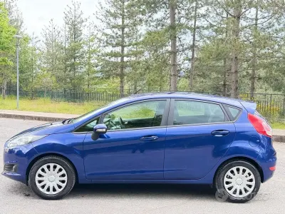Usado Ford Fiesta 95 CV (69 kW) 2016 Azul Utilitario