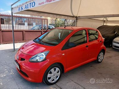 Begagnad Toyota Aygo 68 HK (50 kW) 2005 Röd Halvkombi