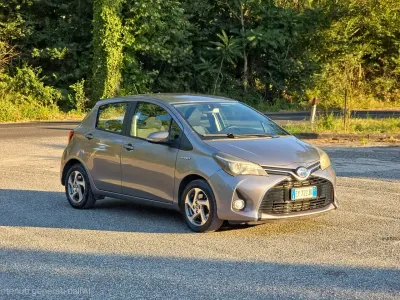 Usata Toyota Yaris Hybrid Active 74 CV (54 kW) 2015 Marrone Berlina
