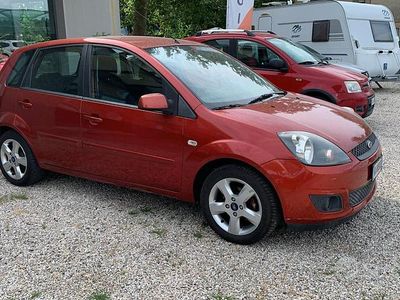 Usata Ford Fiesta 75 CV (55 kW) 2007 Rosso Utilitaria