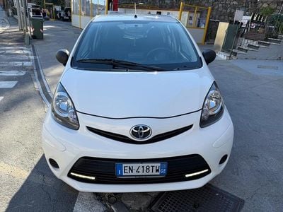 Gebraucht Toyota Aygo 68 PS (50 kW) 2012 Weiß Kleinwagen
