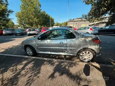 Usata Peugeot 206 CC 109 CV (80 kW) 2007 Grigio Cabrio