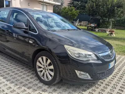 Usata Opel Astra Cosmo 110 CV (80 kW) 2010 Berlina