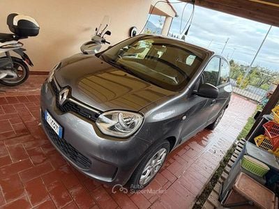 Usata Renault Twingo 30 kW (42 CV) 2023 Gray Utilitaria