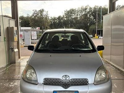 Usata Toyota Yaris 68 CV (50 kW) 2002 Grigio Berlina