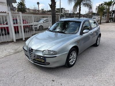 Begagnad Alfa Romeo 147 Distinctive 115 HK (84 kW) 2004 Grå Halvkombi