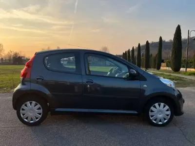 Usata Peugeot 107 68 CV (50 kW) 2007 Grigio Utilitaria