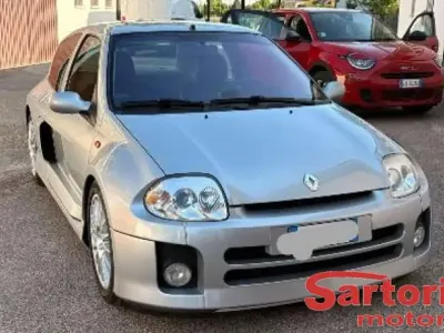 Käytetty Renault Clio II 226 HP (166 kW) 2002 Hopea Sedan