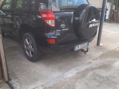 usata Toyota RAV4 4x4 con gancio traino