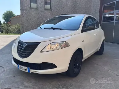 Usata Lancia Ypsilon Gold 69 CV (50 kW) 2015 Bianco Utilitaria