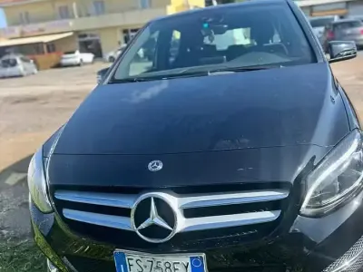 Begagnad Mercedes B200 136 HK (100 kW) 2018 Svart Minibuss