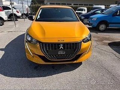 Usata Peugeot 208 Allure 101 CV (74 kW) 2023 Giallo Utilitaria