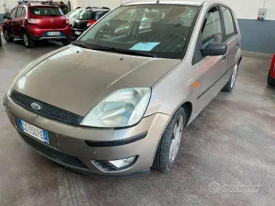 Usata Ford Fiesta Zetec 80 CV (58 kW) 2002 Beige Utilitaria