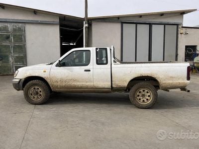 Usata Nissan Navara 122 CV (89 kW) 2001 Bianco Pick-up