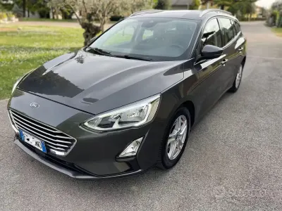 Usado Ford Focus 120 HP (88 kW) 2019 Cinzento Carrinha