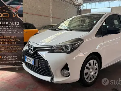 Usata Toyota Yaris Lounge 69 CV (50 kW) 2015 Bianco Utilitaria