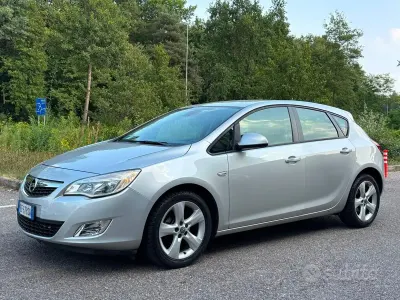 Usata Opel Astra 116 CV (85 kW) 2011 Grigio Berlina