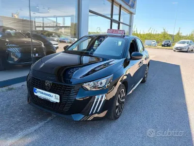 Usata Peugeot 208 Style 101 CV (74 kW) 2025 Nero Utilitaria