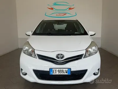 Usata Toyota Yaris Trend 69 CV (50 kW) 2014 Bianco Utilitaria