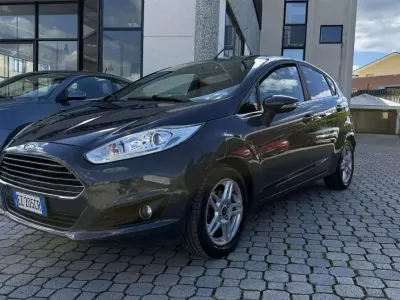 Usata Ford Fiesta Titanium 60 CV (44 kW) 2015 Grigio Utilitaria