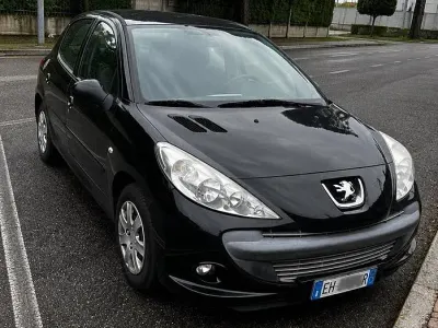 Usata Peugeot 206+ 60 CV (44 kW) 2011 Nero Utilitaria